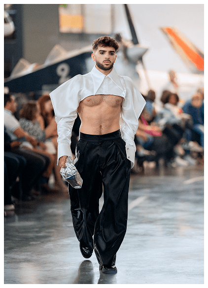 Défilé SUP DE MOD : mannequin en chemise blanche courte et pantalon noir